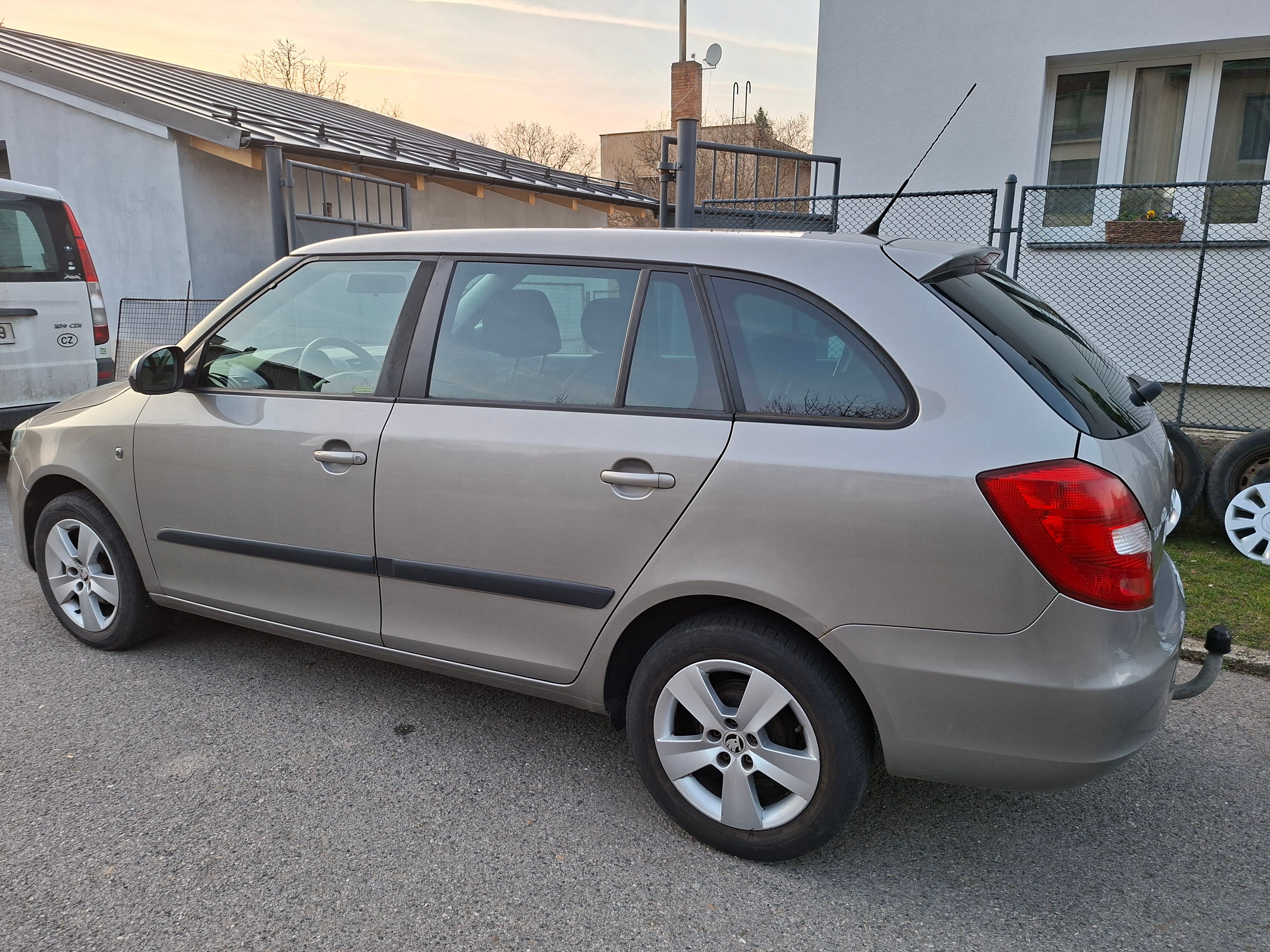 Škoda Fabia, 63kW, Ambiente,Tažné,STK 07/27 - fotka 5