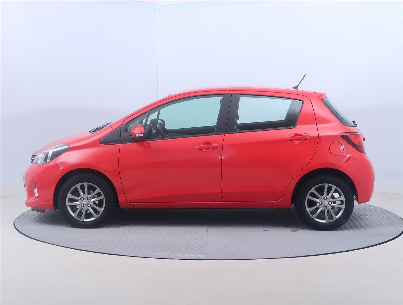Toyota Yaris, 1.33 Dual VVT-i, ČR,1.maj - fotka 3