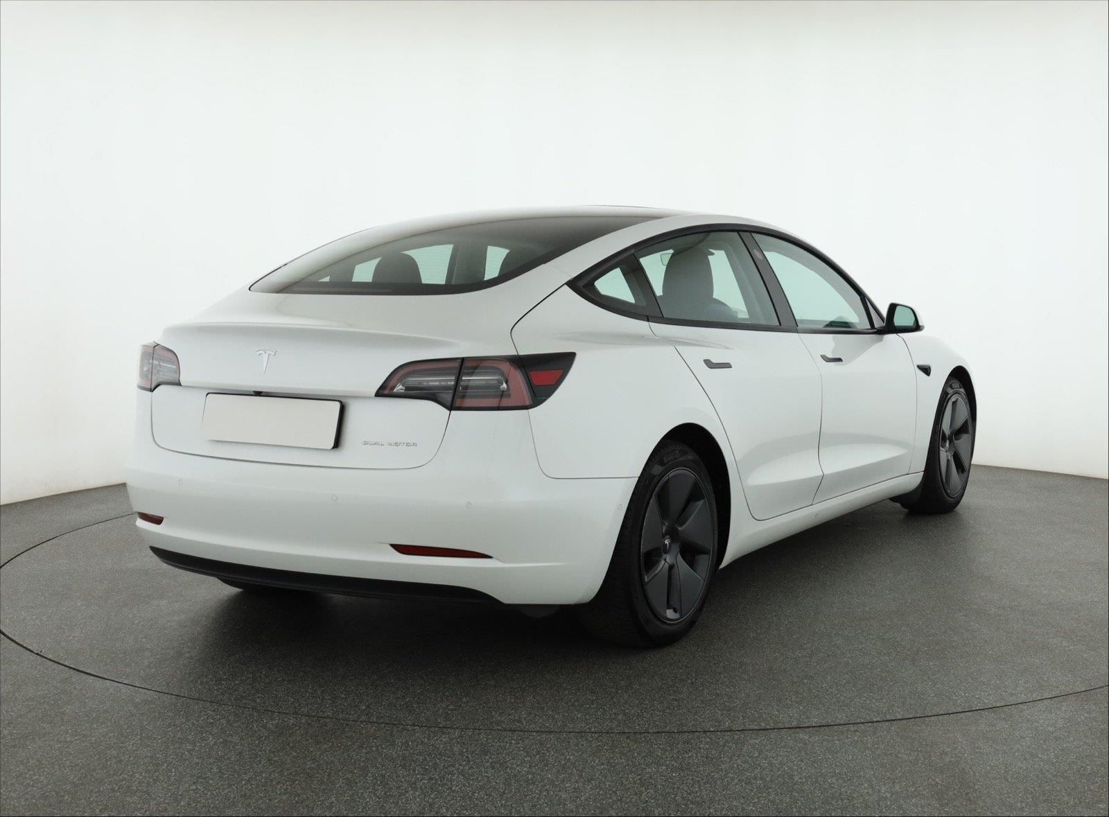 Tesla Model 3, Long Range 4WD 78kWh, SoH 87% - fotka 5