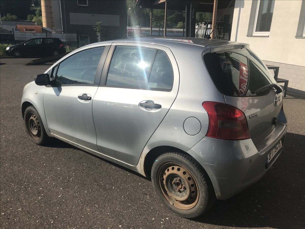 Toyota Yaris, 1,3 i 64kW 5dv. AC - fotka 5