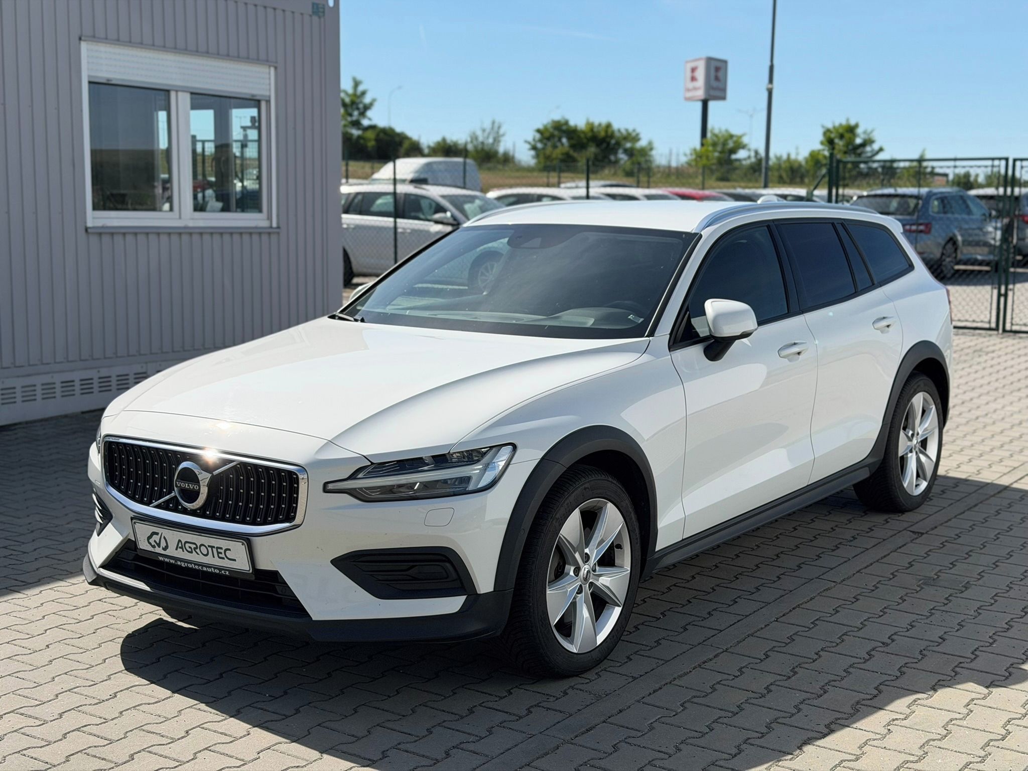 Volvo V60, 2.0 D4 140 kW CROSS CNTRY 4x4 - fotka 3