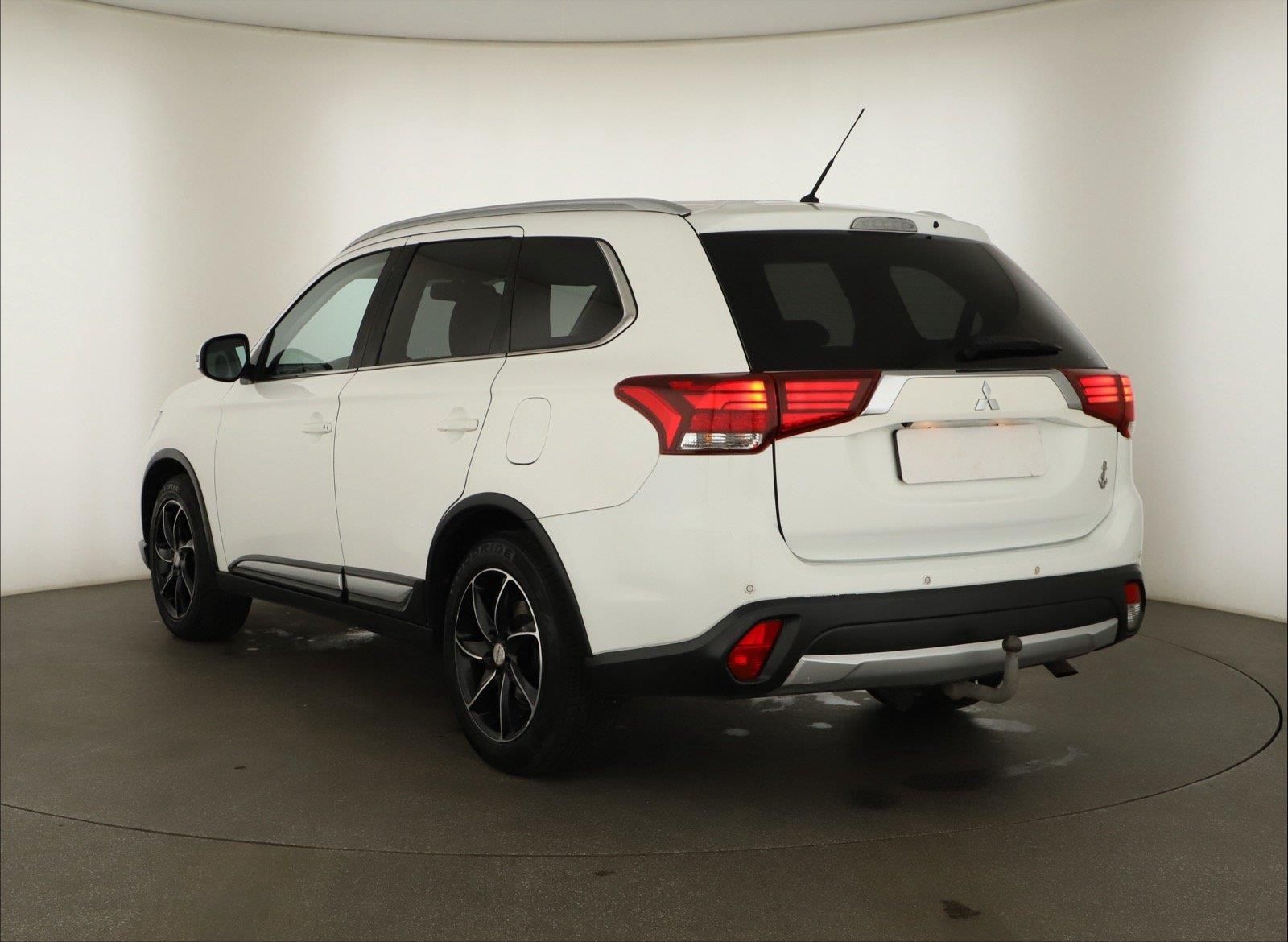 Mitsubishi Outlander, 2.2 DI-D, 4X4, 7 míst, Navi - fotka 4