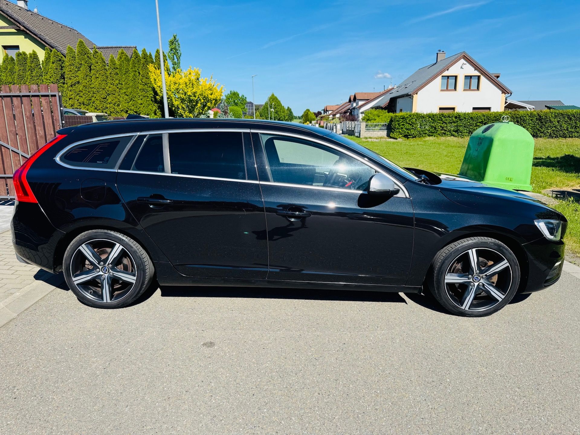 Volvo V60, D3 R-DESIGN AUT plný servis - fotka 2