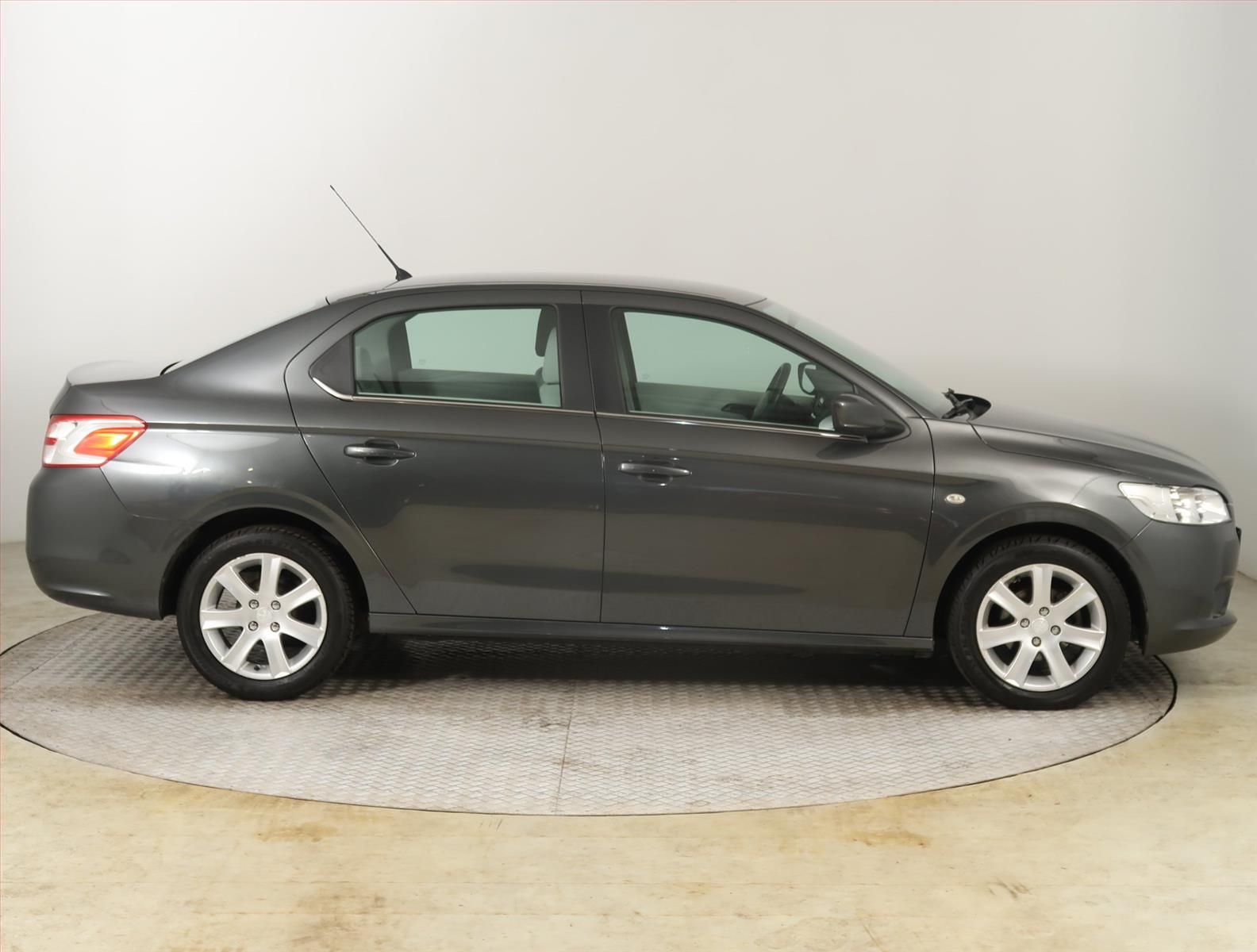 Peugeot 301, 1.6 HDi, Automatická klima - fotka 6