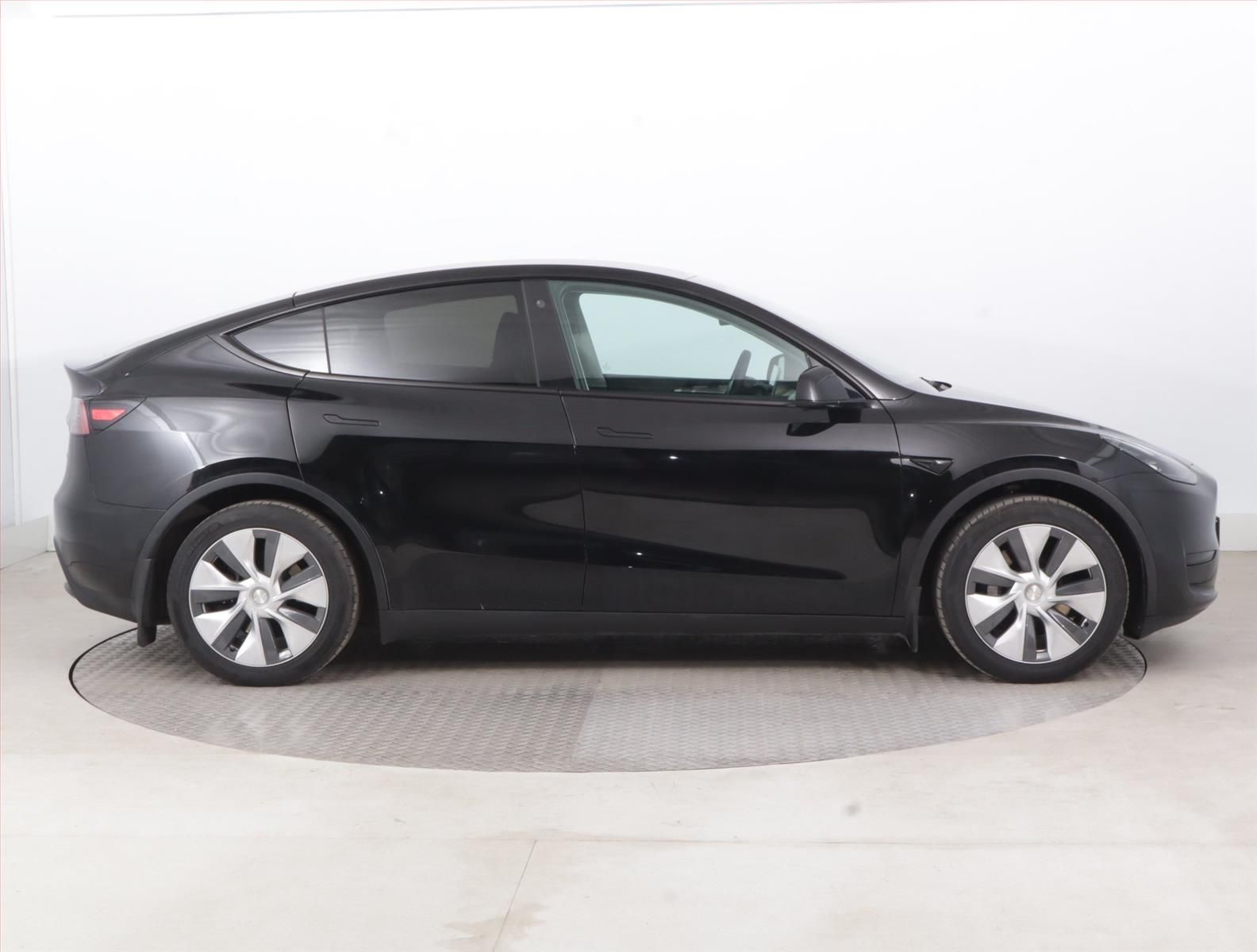 Tesla Model Y, RWD LFP 60kWh, SoH 95% - fotka 6