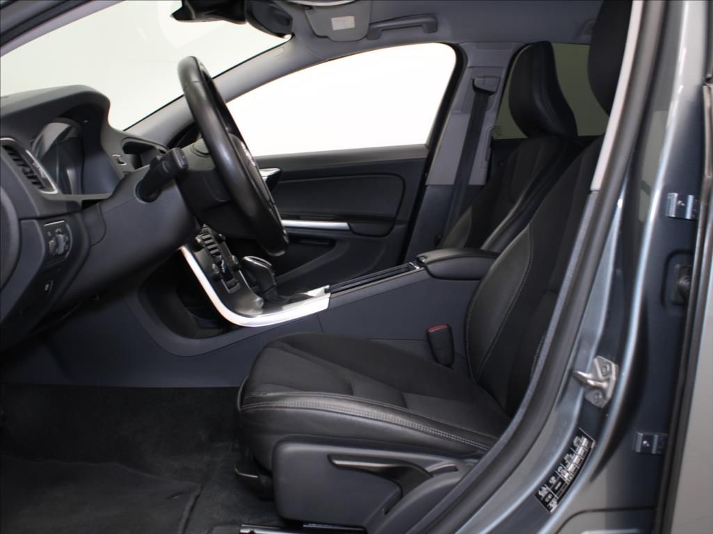 Volvo V60, 2,0 D3 110kW AT Mom.NAVI Light - fotka 6