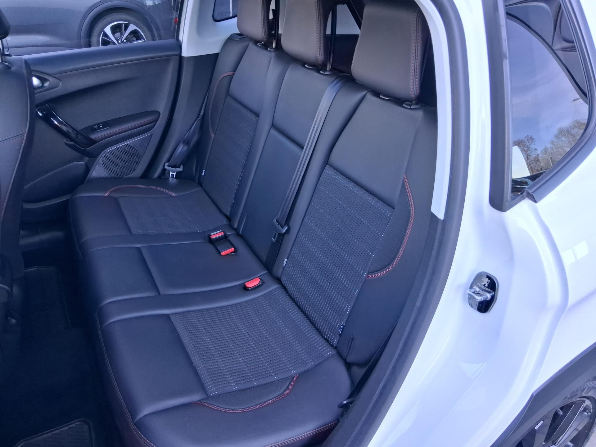 Peugeot 2008, GT LINE 1.2 PureTech 81 kW - fotka 5