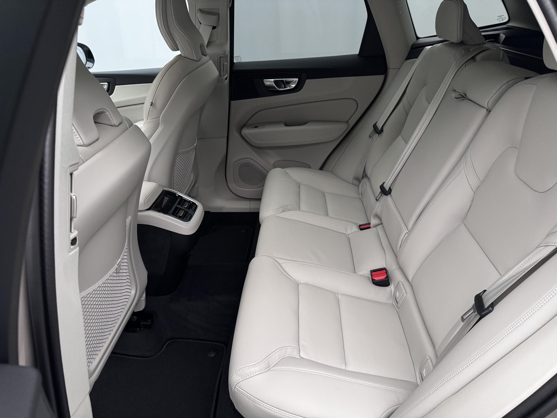 Volvo XC60, B5 AWD AUT DARK ULTRA - fotka 5
