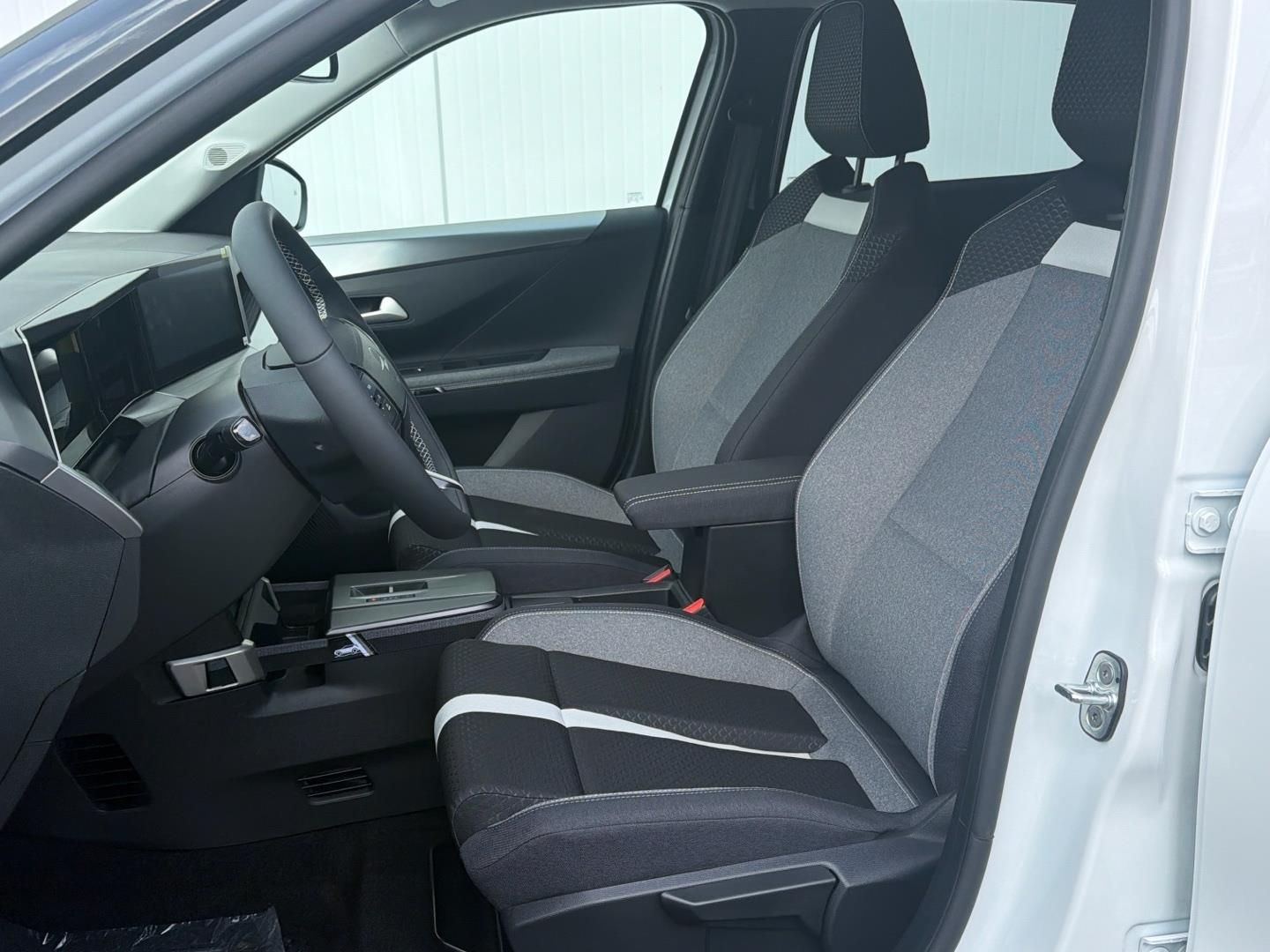 Opel Frontera, 1.2Hybrid Turbo 145k  107kW GS - fotka 5