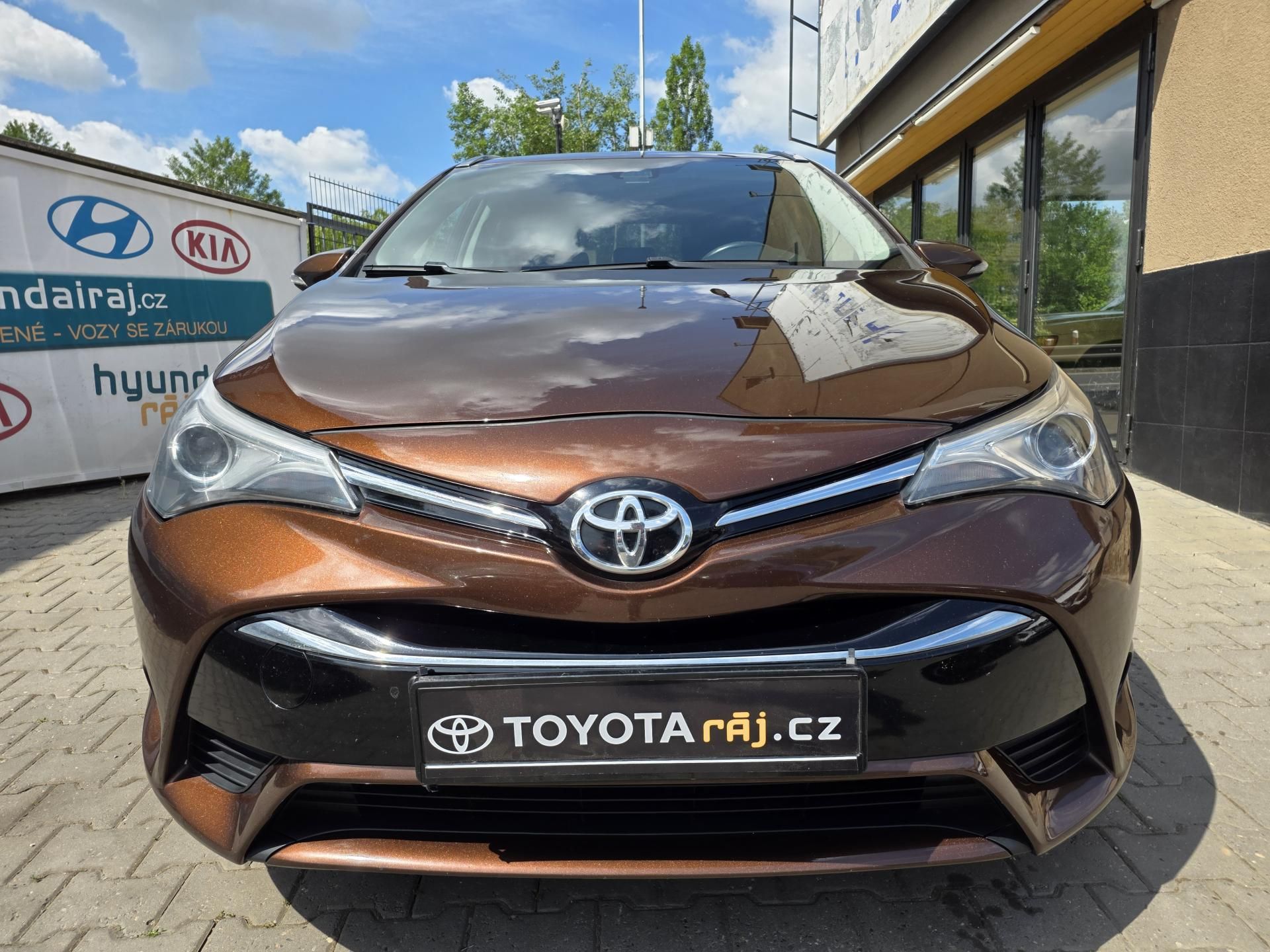Toyota Avensis, 2.0-VELMI ZACHOVALÝ STAV