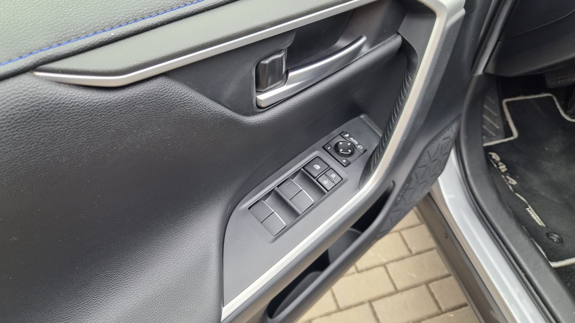Toyota Rav4, 2.5i 4x4 Hybrid 131kW - fotka 5