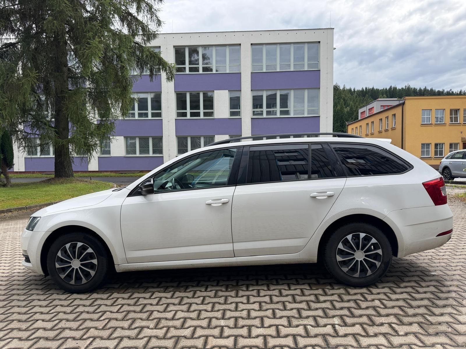 Škoda Octavia, 1,6 TDI Ambition Combi - fotka 3