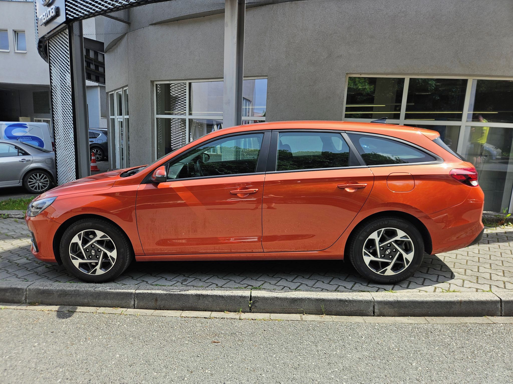 Hyundai i30, 1.5i Comfort, serv.kn., 1.maj. - fotka 2