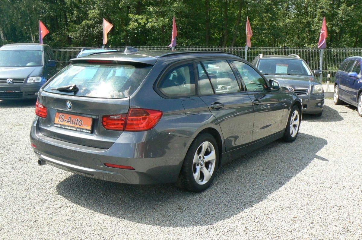 BMW Řada 3, 2,0 318D COMBI - fotka 4