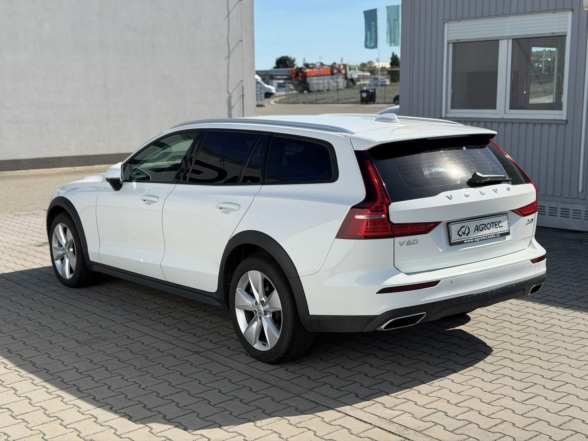 Volvo V60, 2.0 D4 140 kW CROSS CNTRY 4x4 - fotka 5