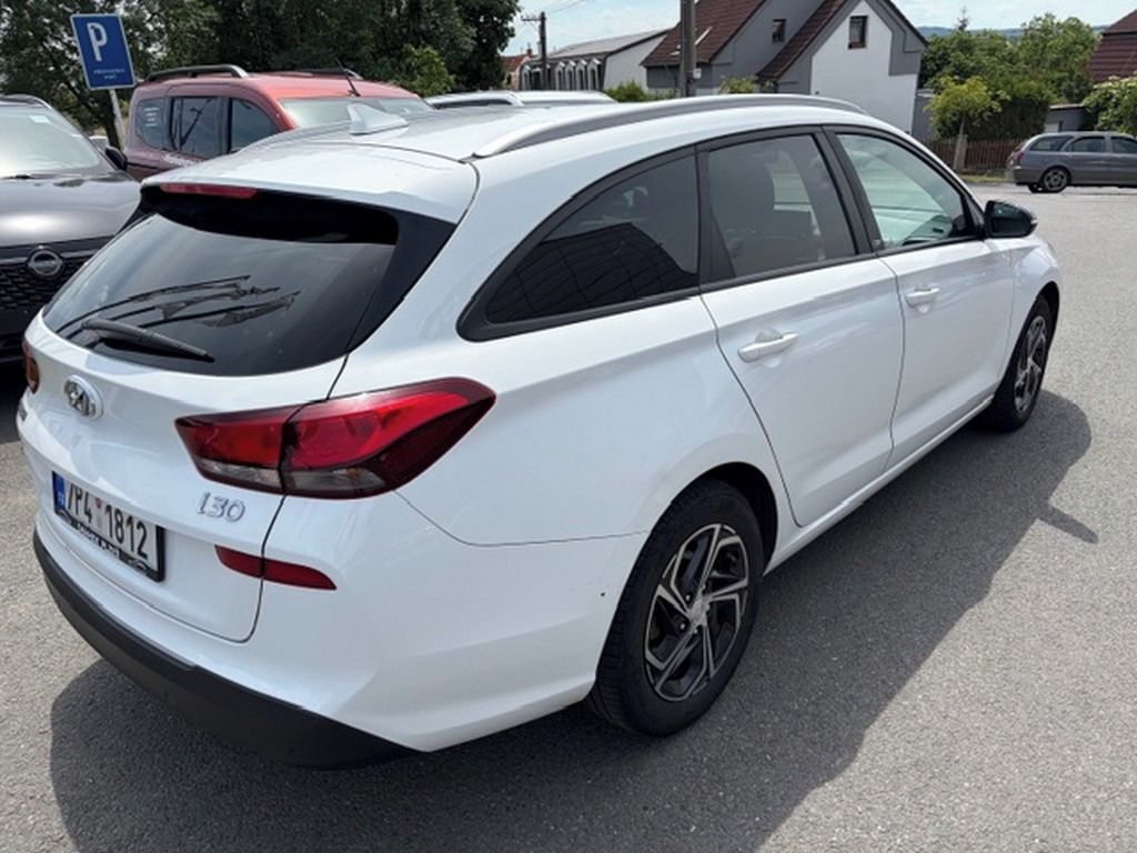 Hyundai i30, Kombi 1,6D LP MT STYLE NAV - fotka 4