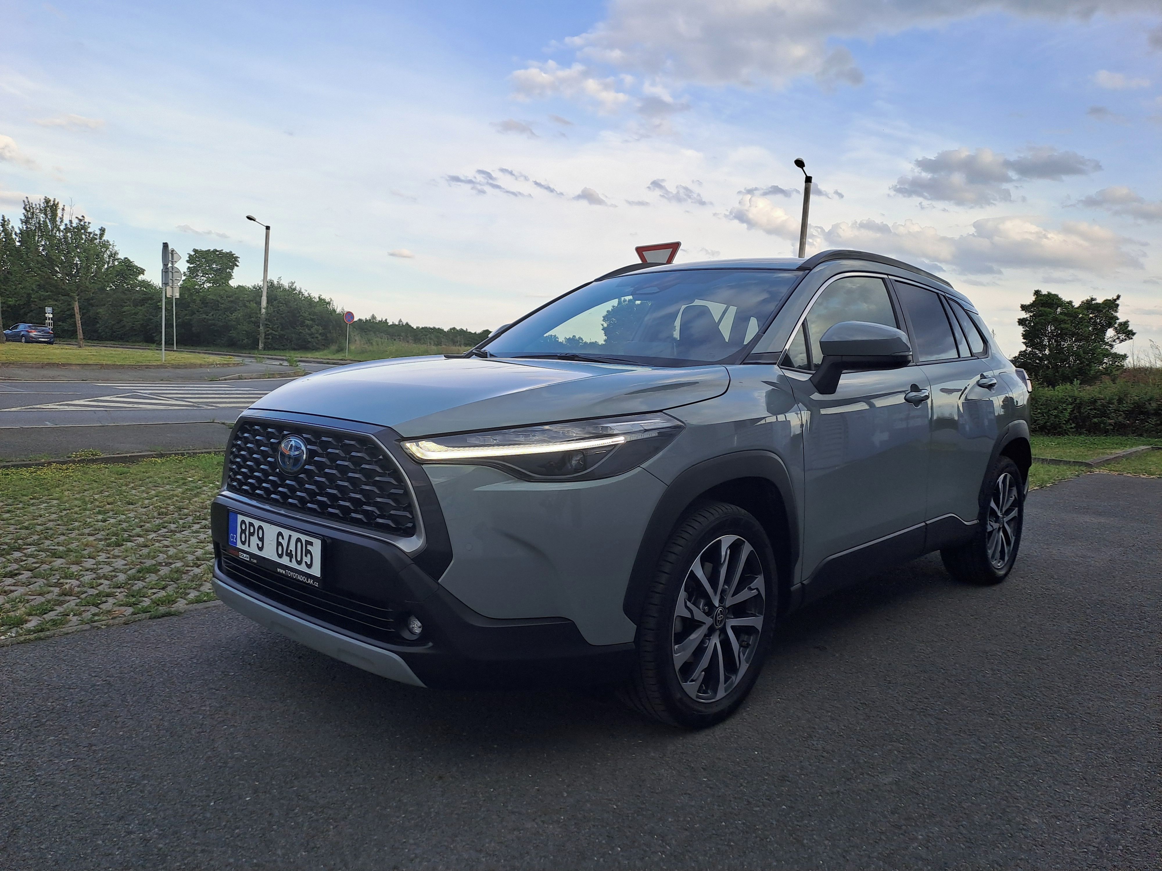 Toyota Corolla Cross, 2.0 HYBRID 4x4 1.MAJ+ZIM KOLA! - fotka 3