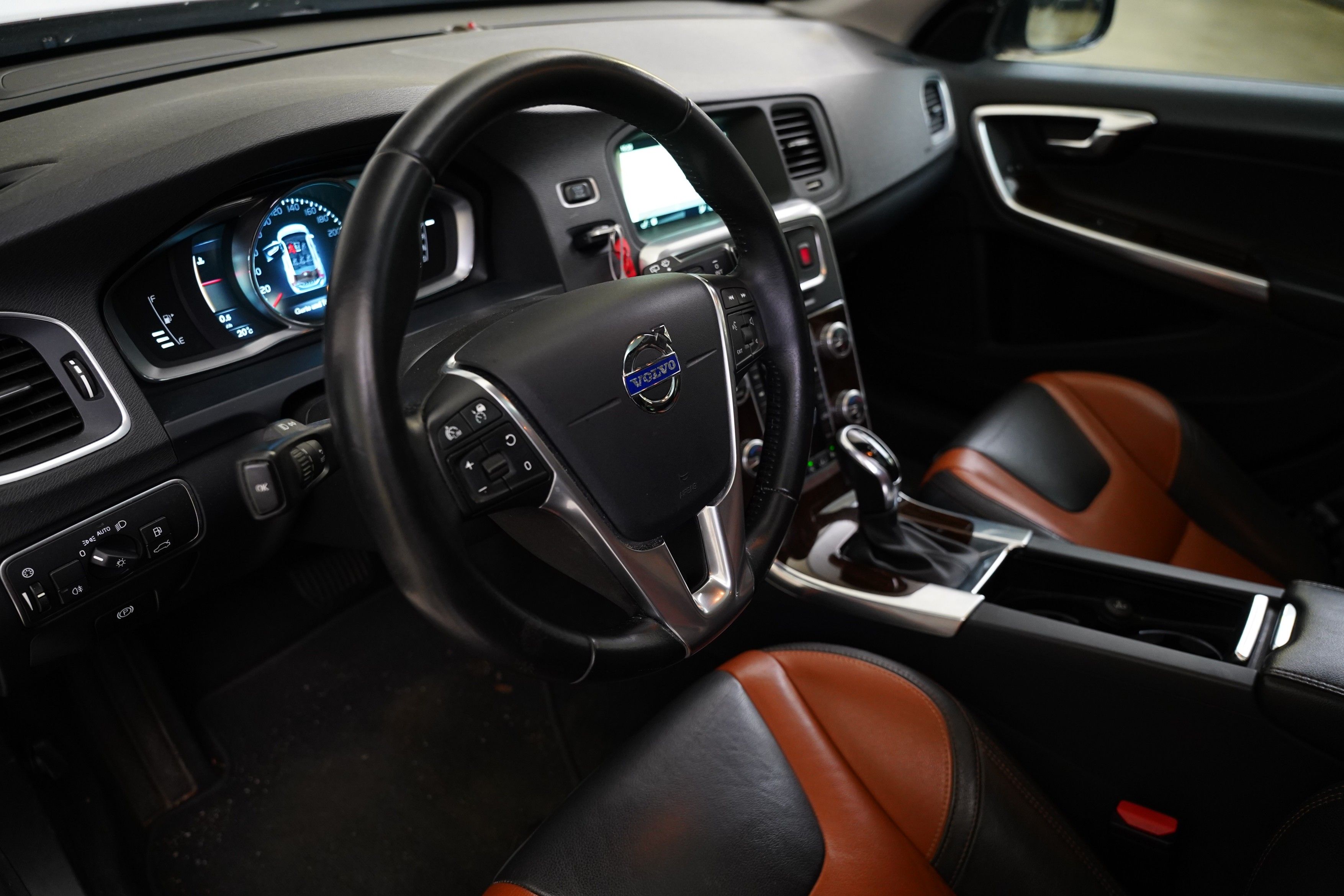 Volvo V60, 2.0 D4 140 kW Cross Country - fotka 3