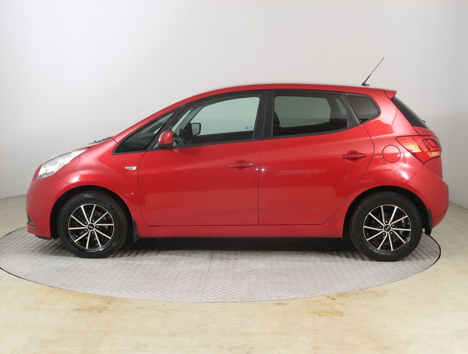 Kia Venga, 1.4 CVVT, Park. senzory - fotka 3