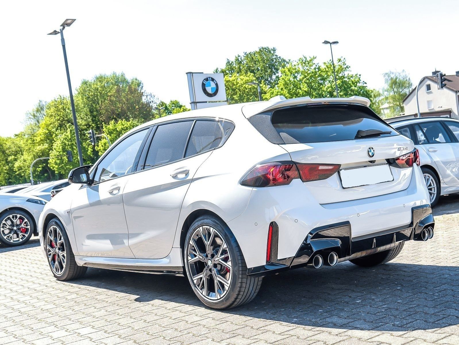 BMW Řada 1, M135 xDrive M Sport Pro Pano H - fotka 2