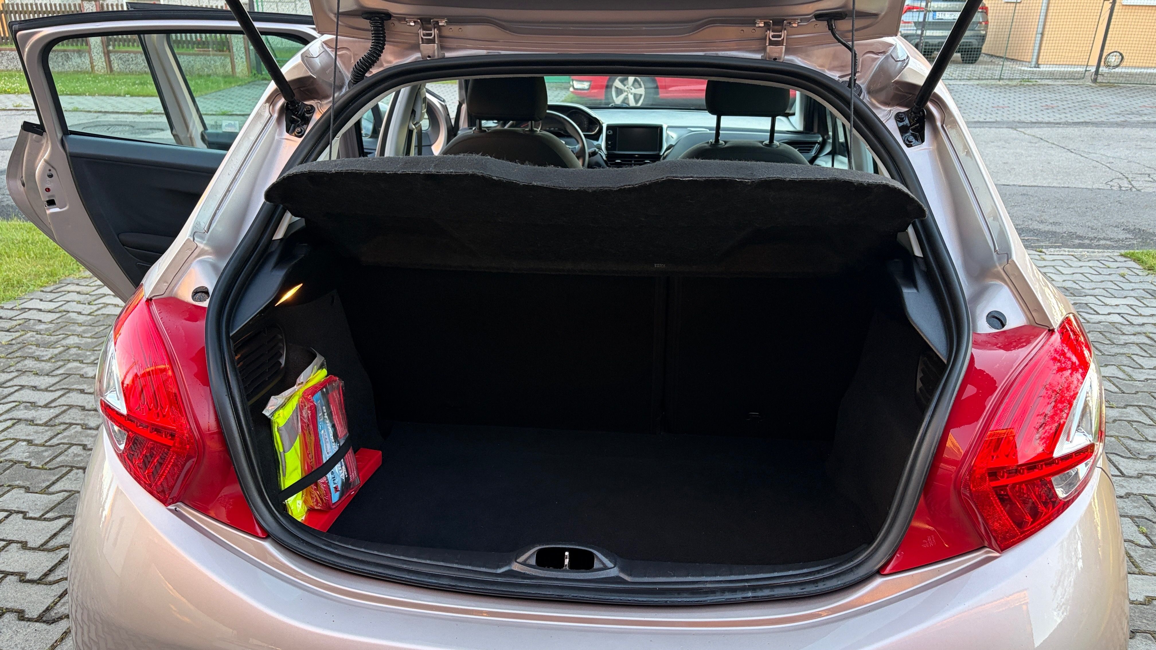 Peugeot 208, Peugeot 208 1.4, 71 kW, CEBIA - fotka 6