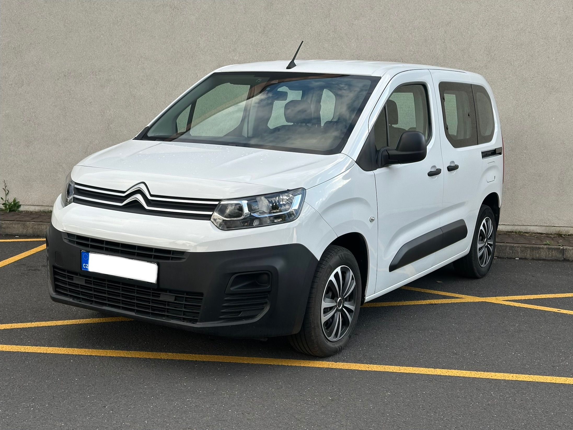 Citroën Berlingo, 1,5hdi,lineasist,1.maj.Čr,DPH - fotka 3
