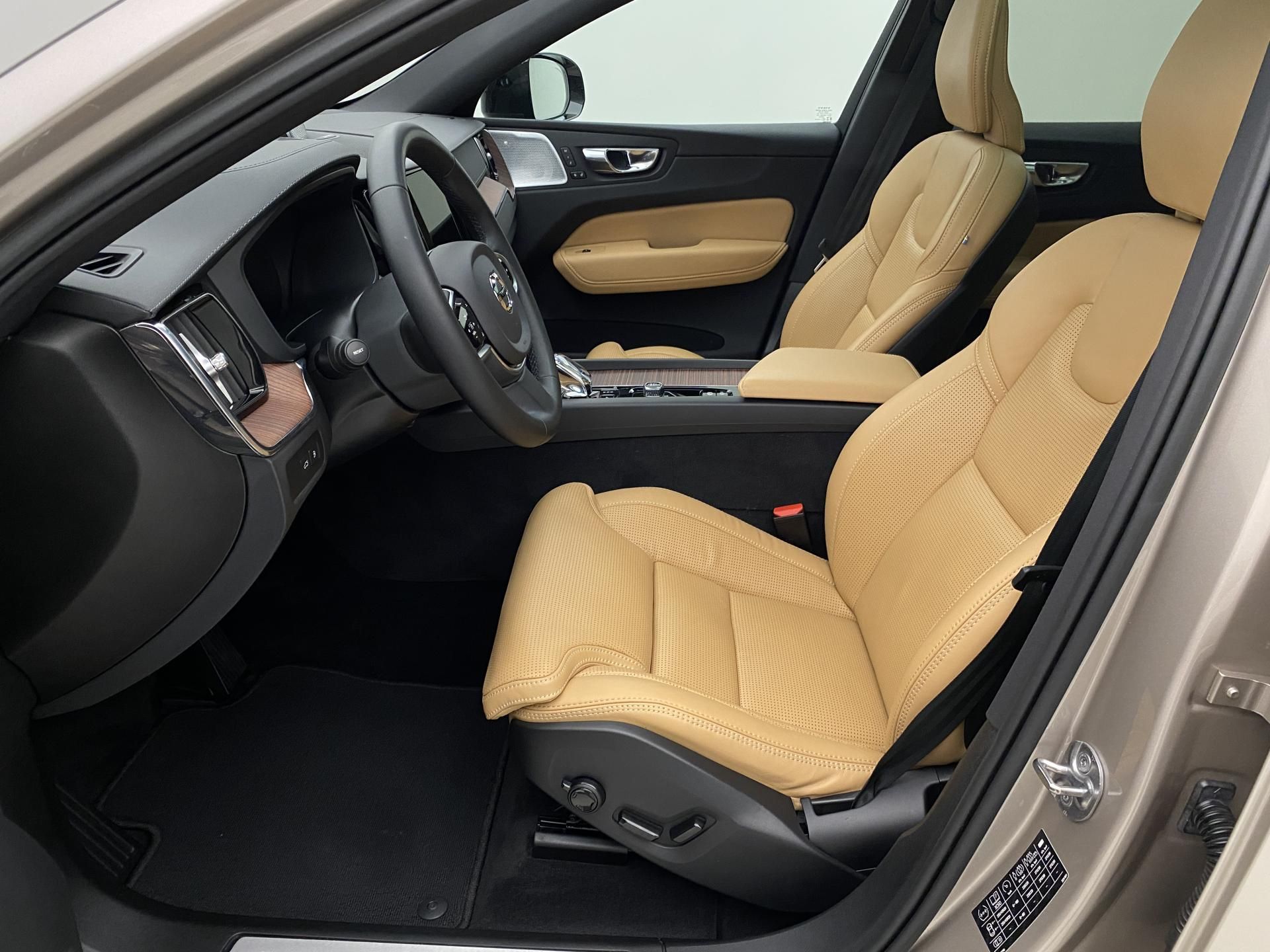 Volvo XC60, T6 AWD RECHARGE DARK ULTIMATE - fotka 3