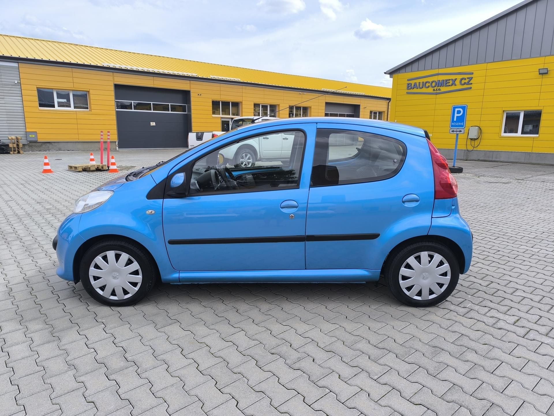 Peugeot 107, 1.0 KLIMA, DOLOŽENÉ KM - fotka 4