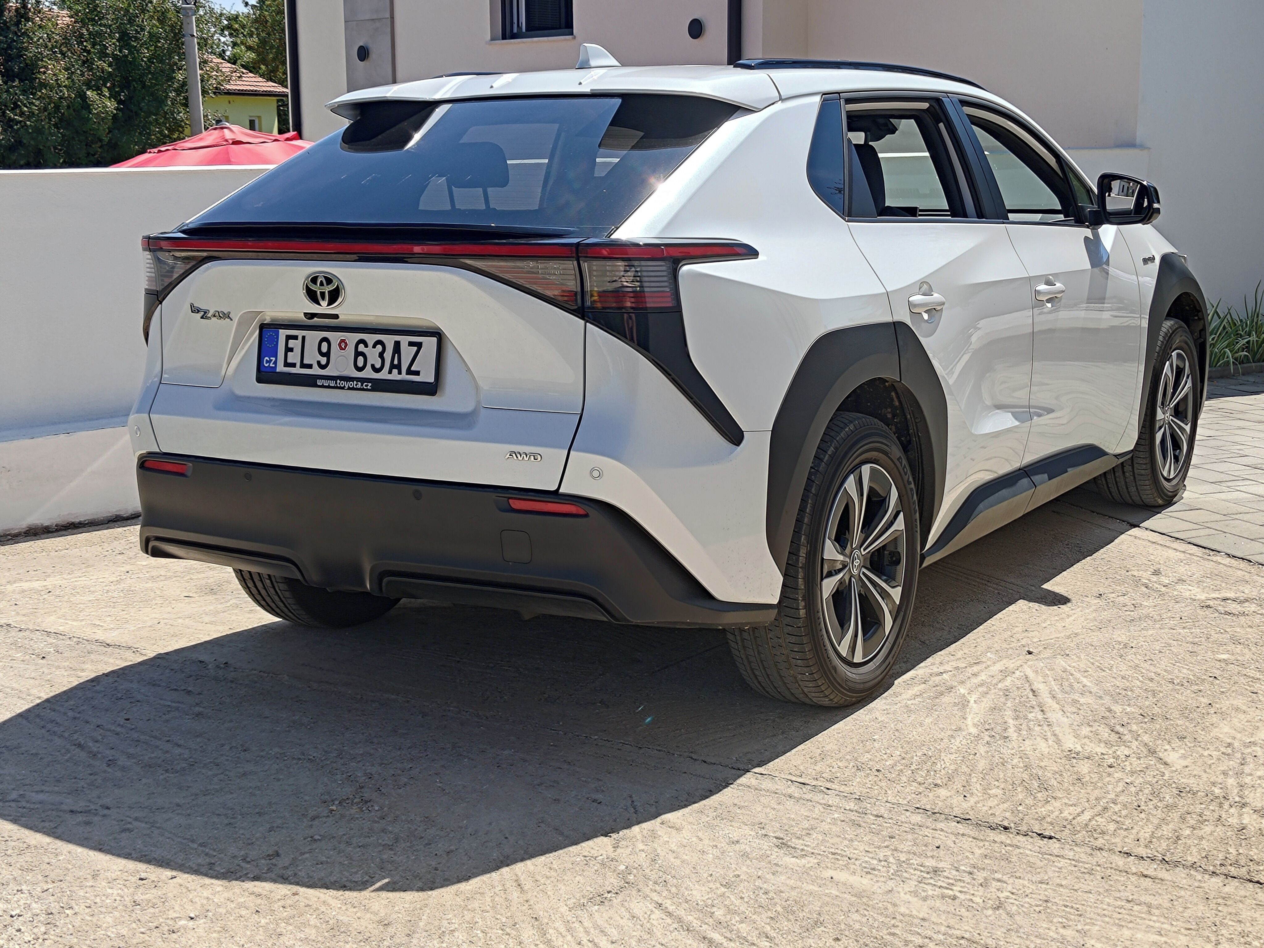 Toyota bZ4X, 4x4 zakoupeno v ČR plný servis - fotka 5