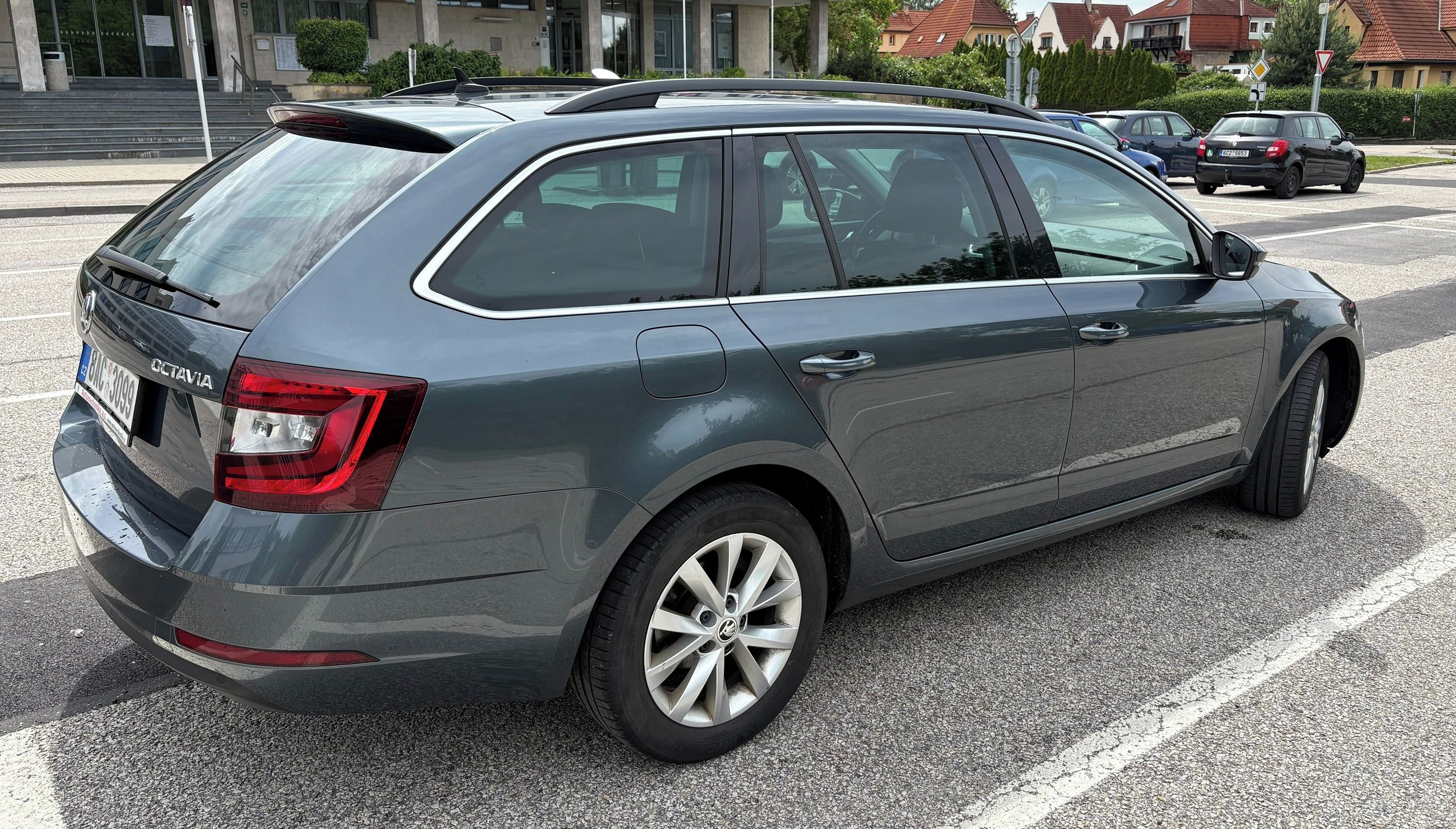 Škoda Octavia, 1,6 TDI, Style - servisováno - fotka 4
