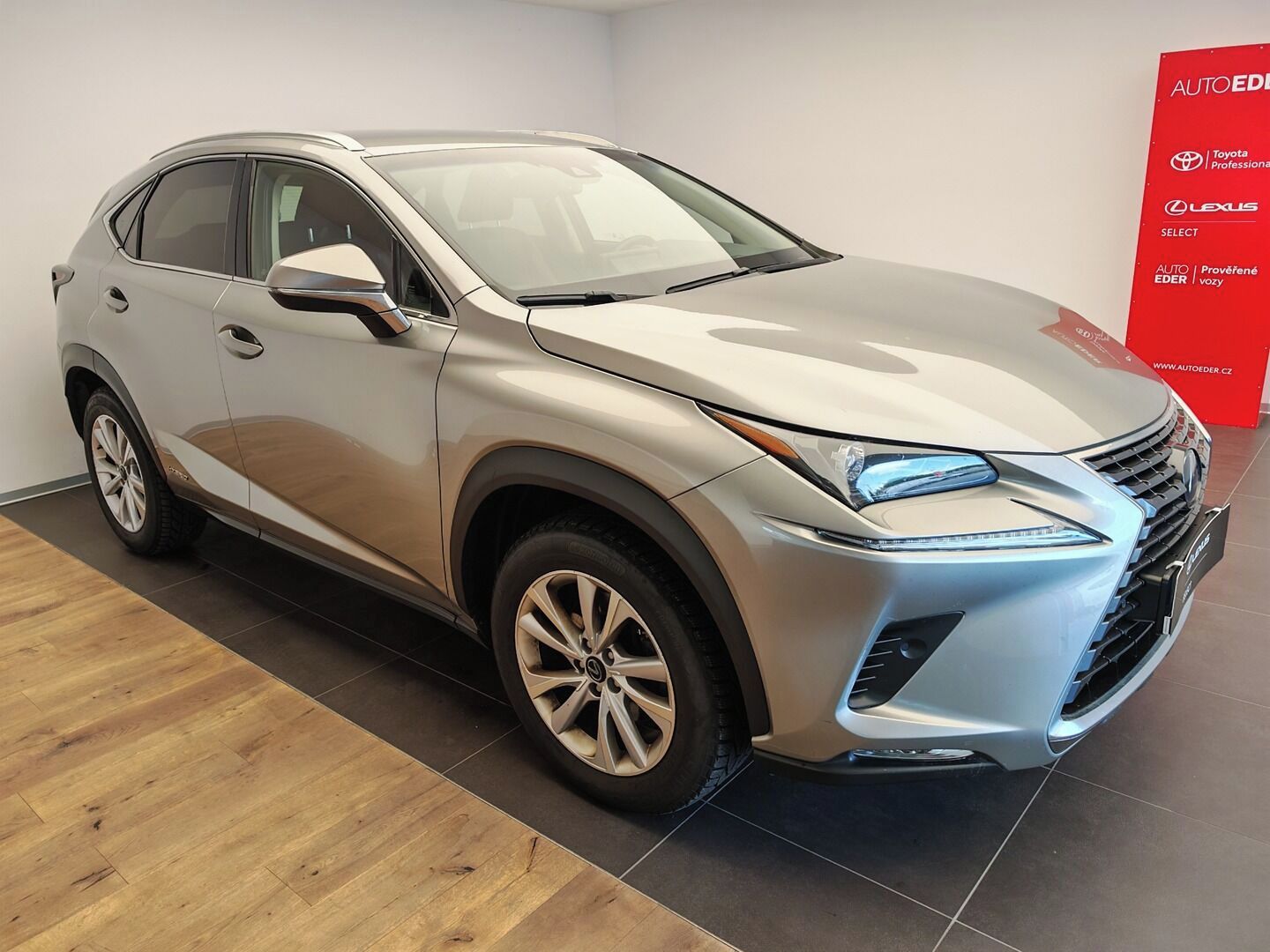 Lexus NX 300h, 2,5 300h 4WD Luxury ČR - fotka 3