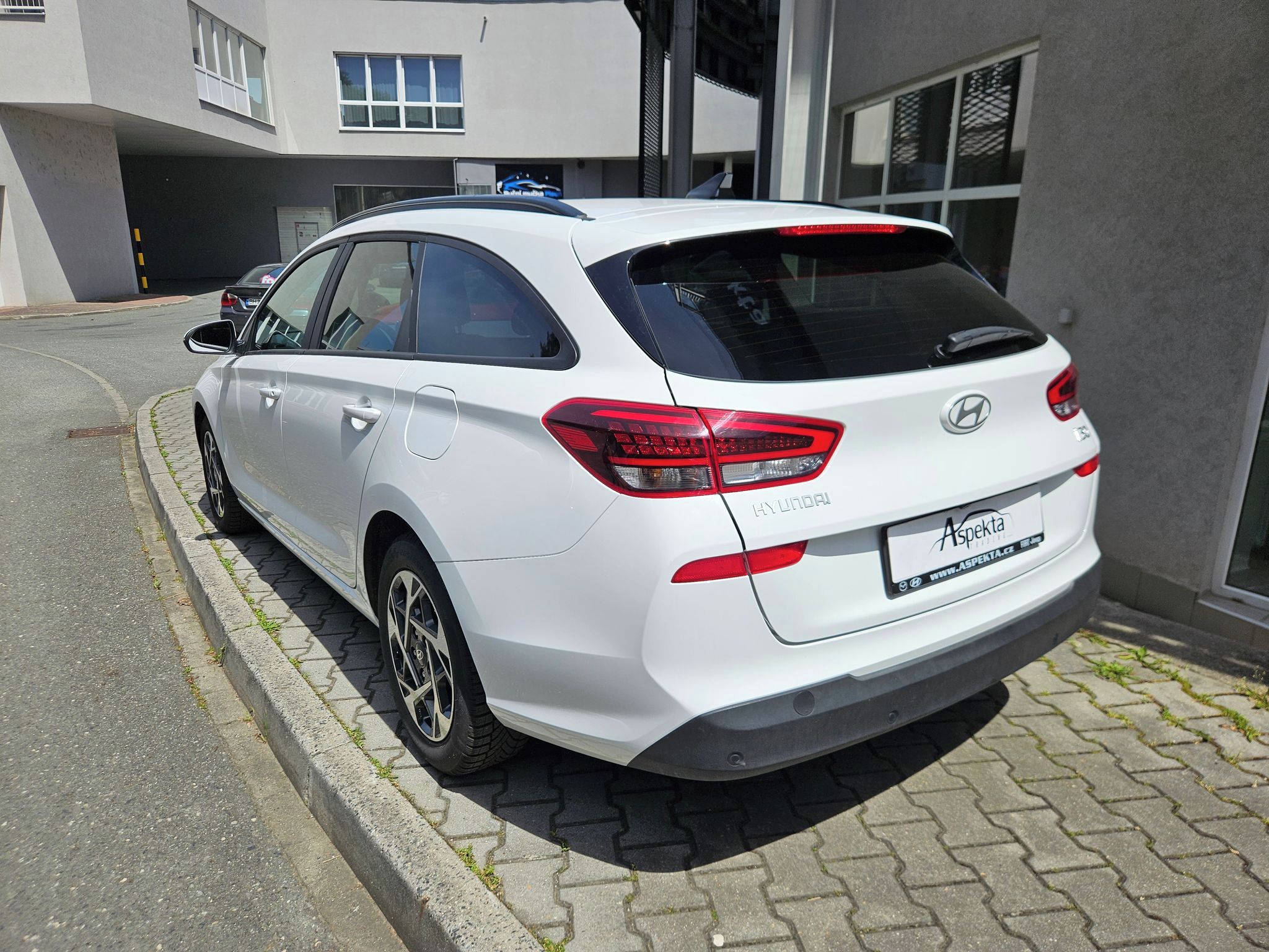 Hyundai i30, 1.5i Family, serv.kn., 1.maj. - fotka 3