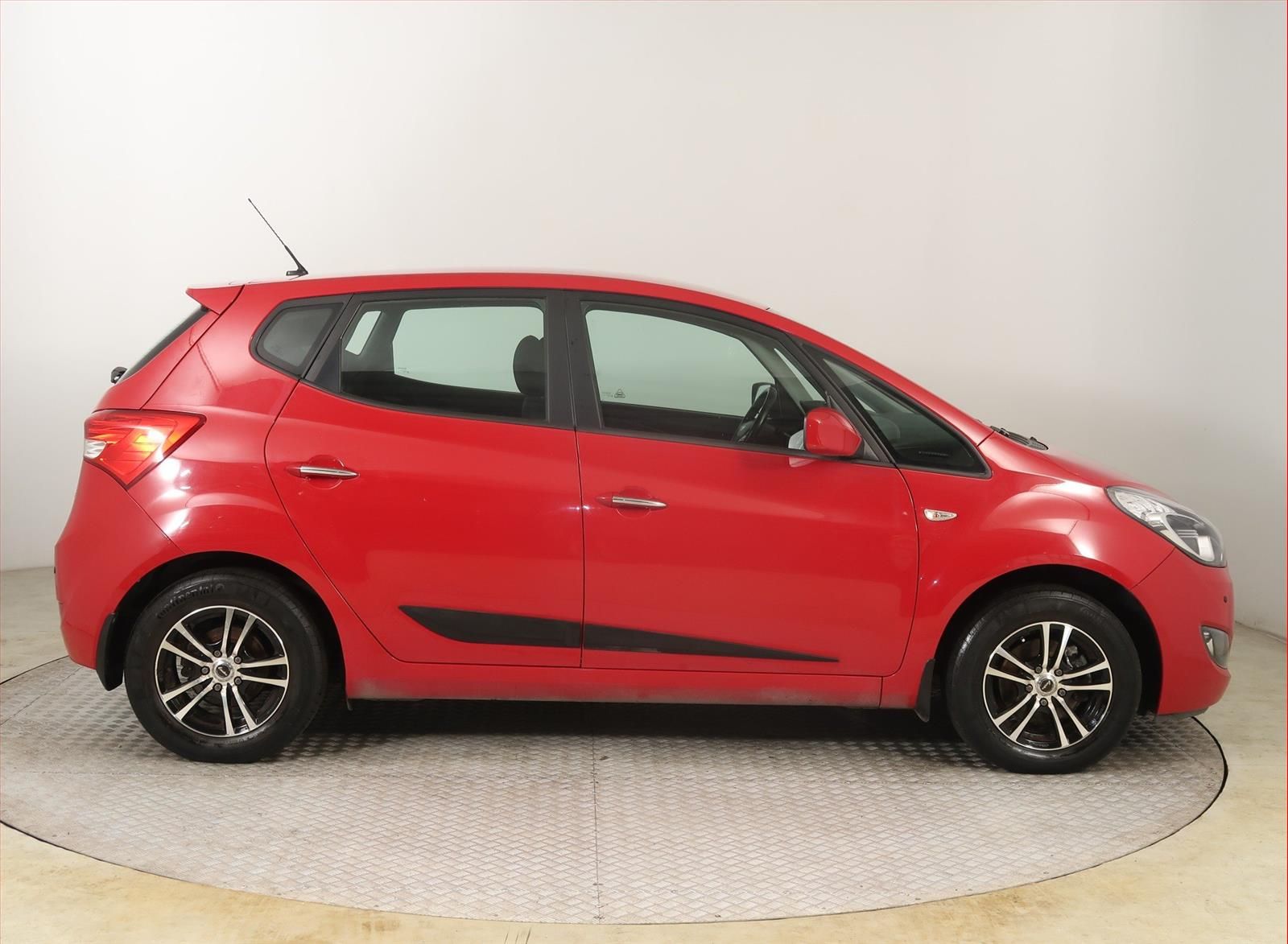 Hyundai ix20, 1.6 CVVT, ČR,1.maj - fotka 6