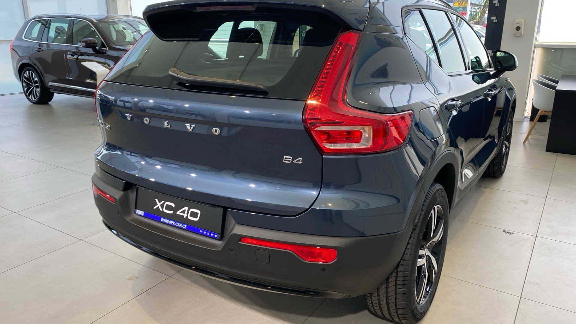 Volvo XC40, PLUS DARK, B4 FWD, 145+10 kW / - fotka 4