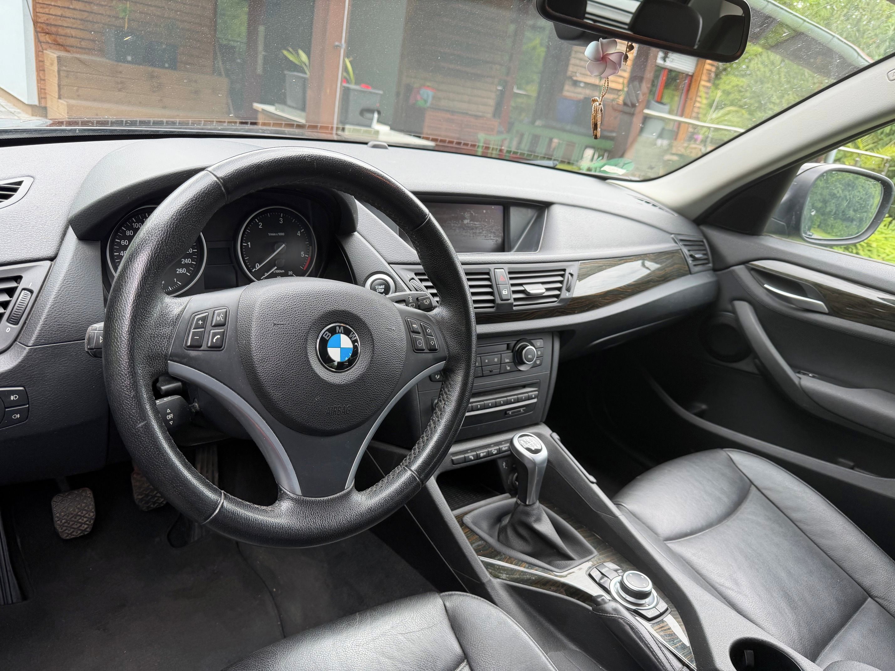 BMW X1, xDrive 4×4, manuál, tažné - fotka 4