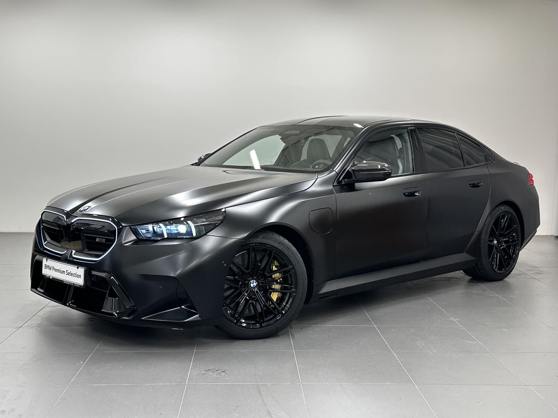 BMW M5, M5 Sedan