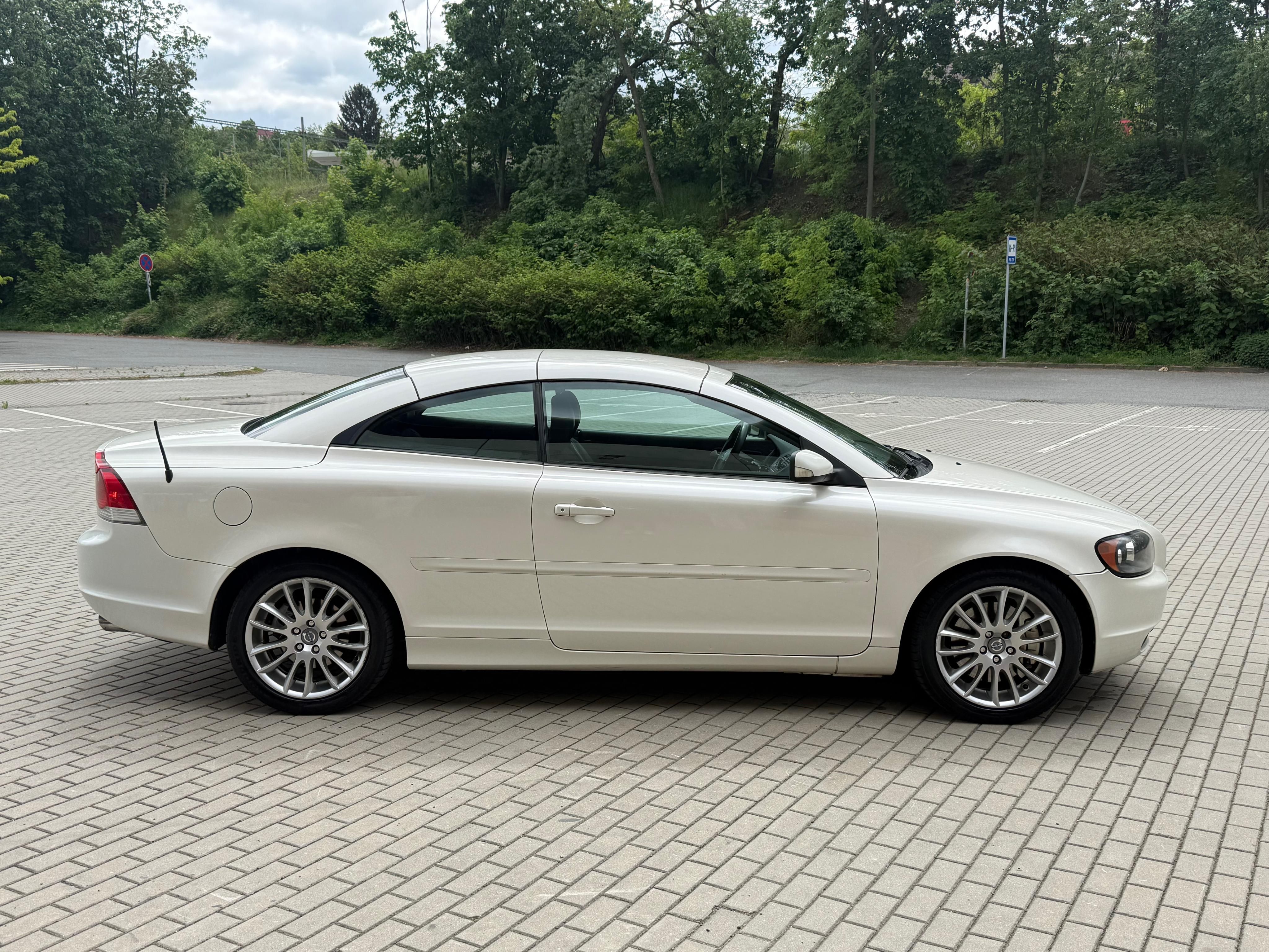 Volvo C70, 2.4D, 132kw Kabrio Automat - fotka 6