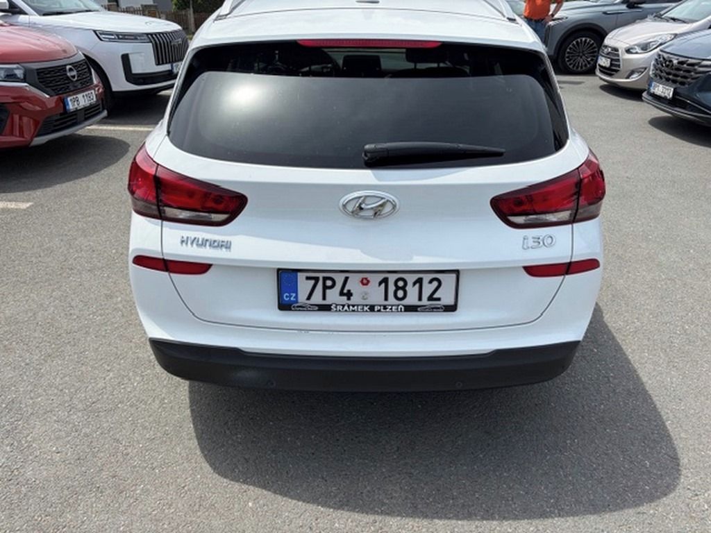 Hyundai i30, Kombi 1,6D LP MT STYLE NAV - fotka 5