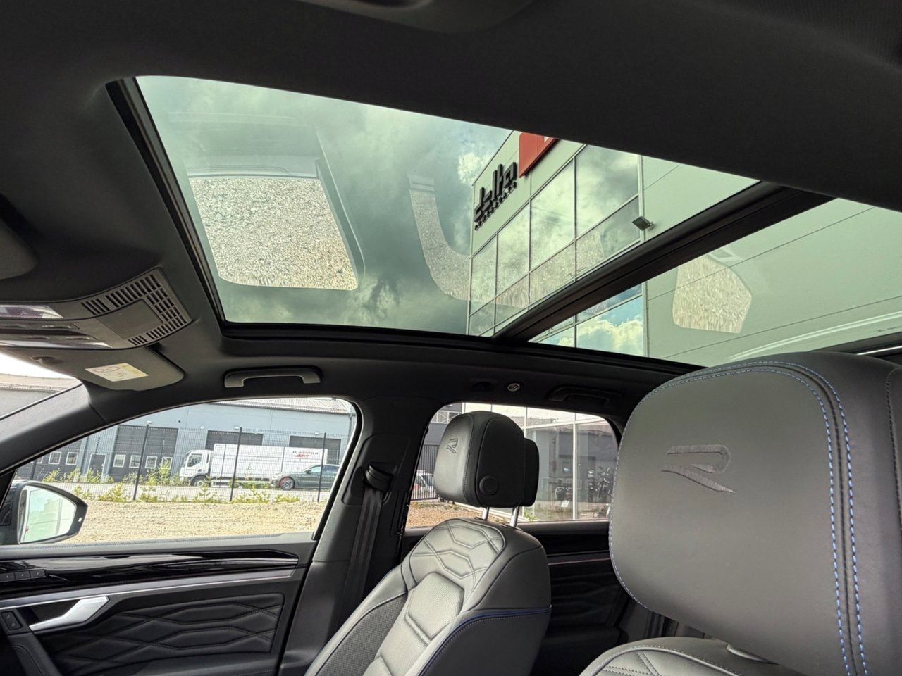 Volkswagen Touareg, R eHybrid 4M Pano DYN Venti - fotka 4