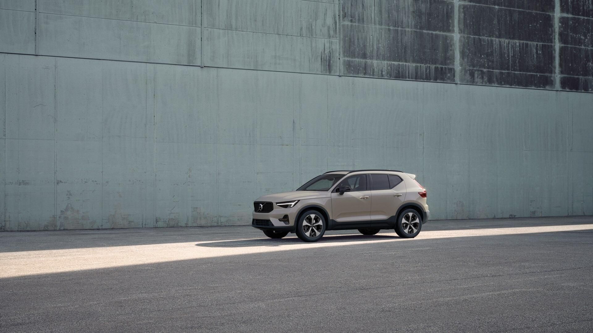 Volvo XC40, B3 AUT DARK ULTRA - fotka 2