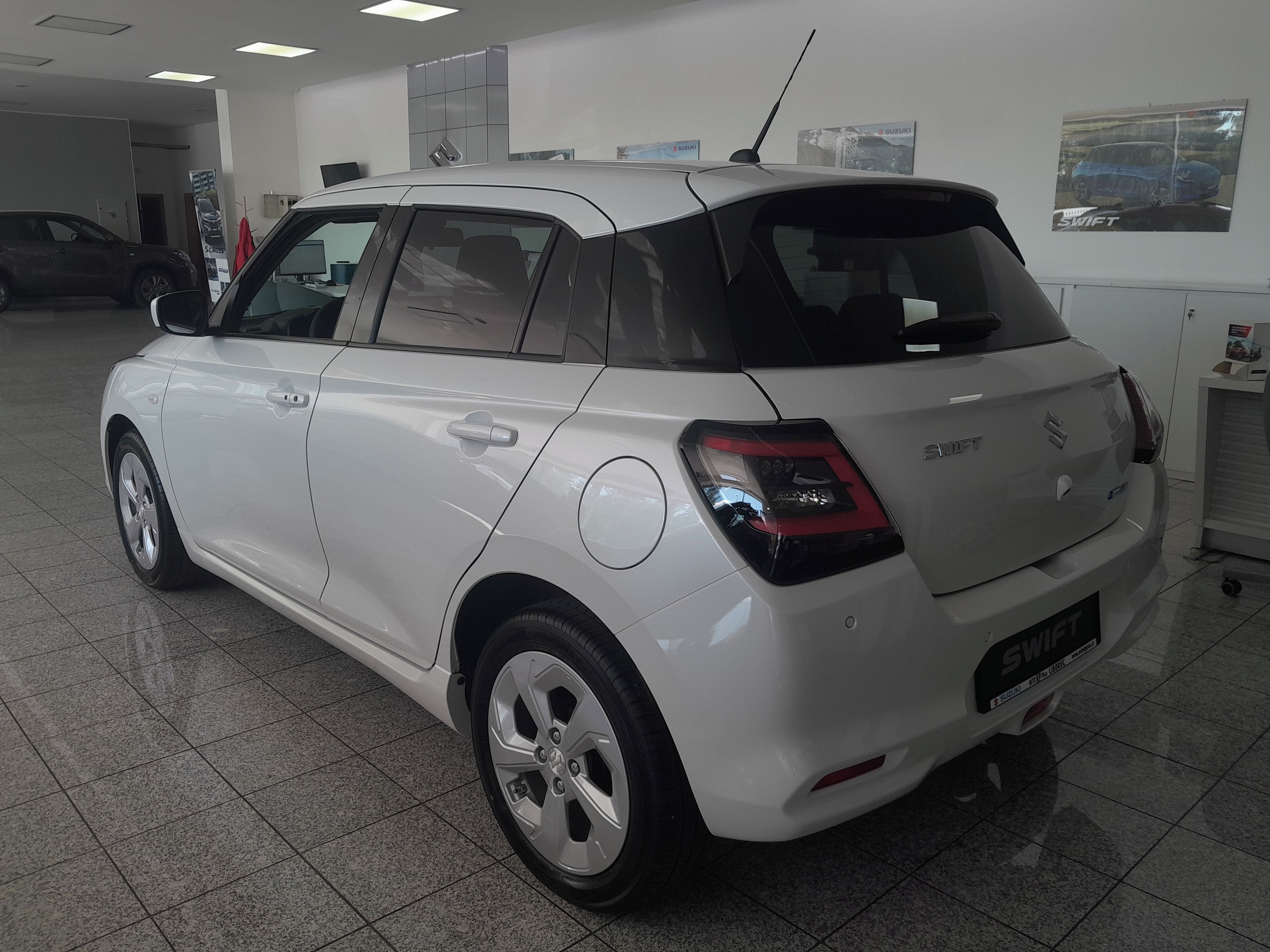 Suzuki Swift, 1,2 PREMIUM MY26 + BONUS - fotka 3