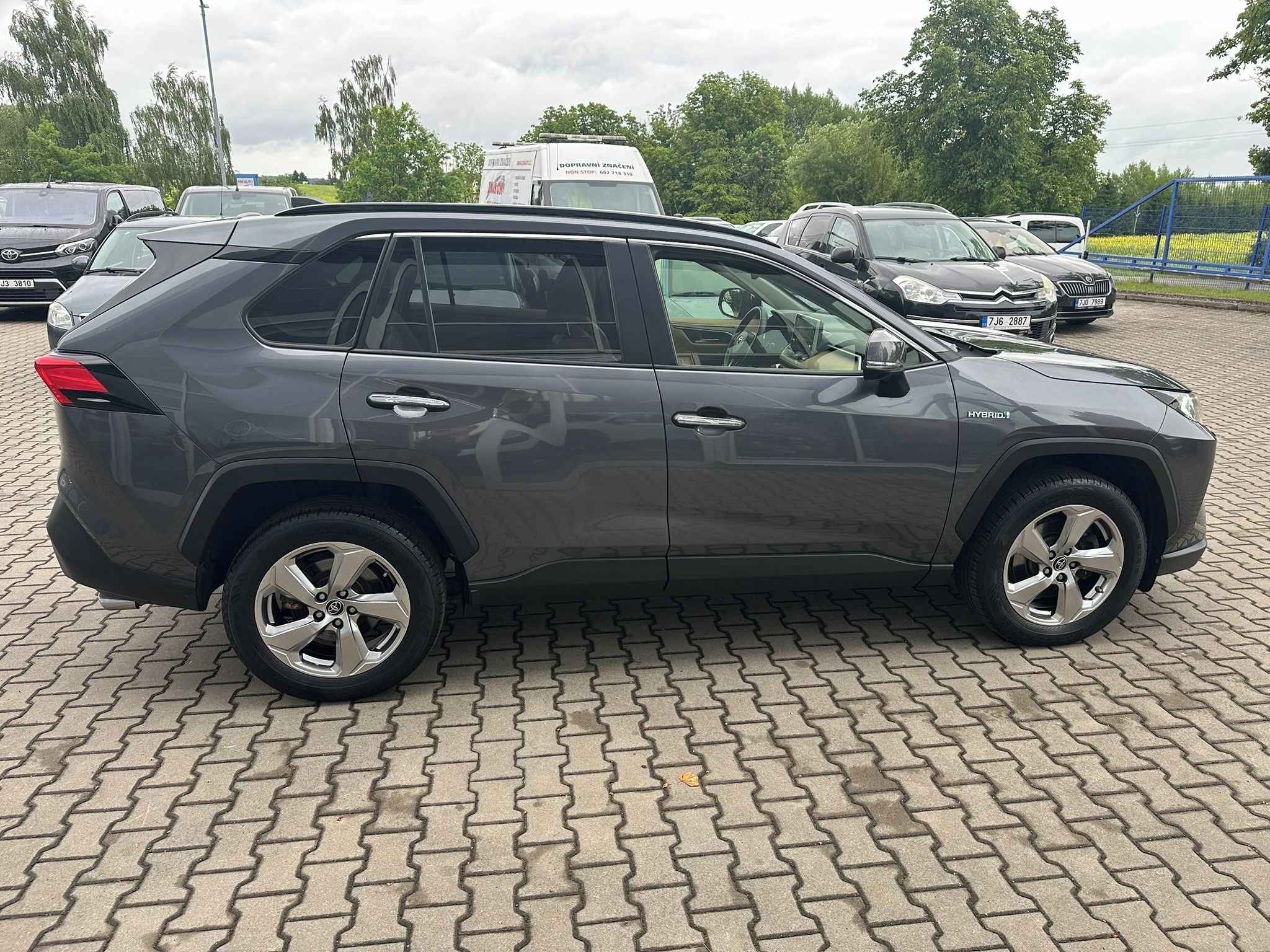Toyota Rav4, 2,5 Hybrid 4x4 Executive 131kW - fotka 6