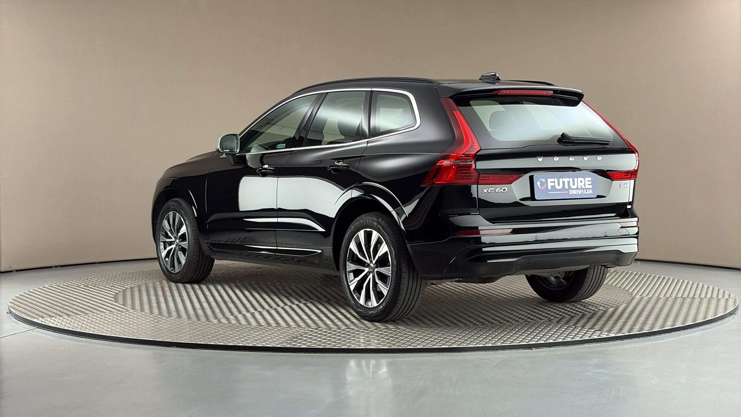 Volvo XC60, 2.0 B4 AUT AWD Momentum Pro - fotka 2