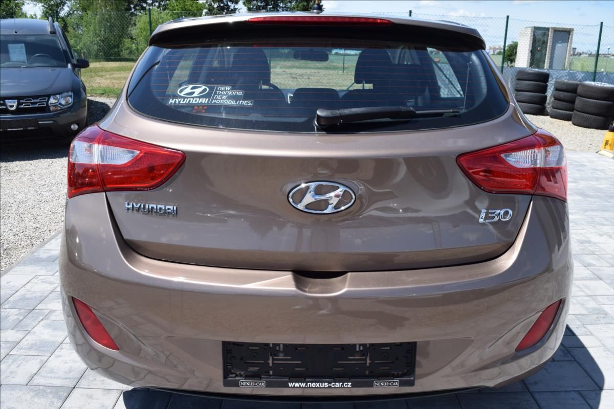 Hyundai i30, 1,4 i 73KW NÍZKÉ KM NOVÁ STK - fotka 6