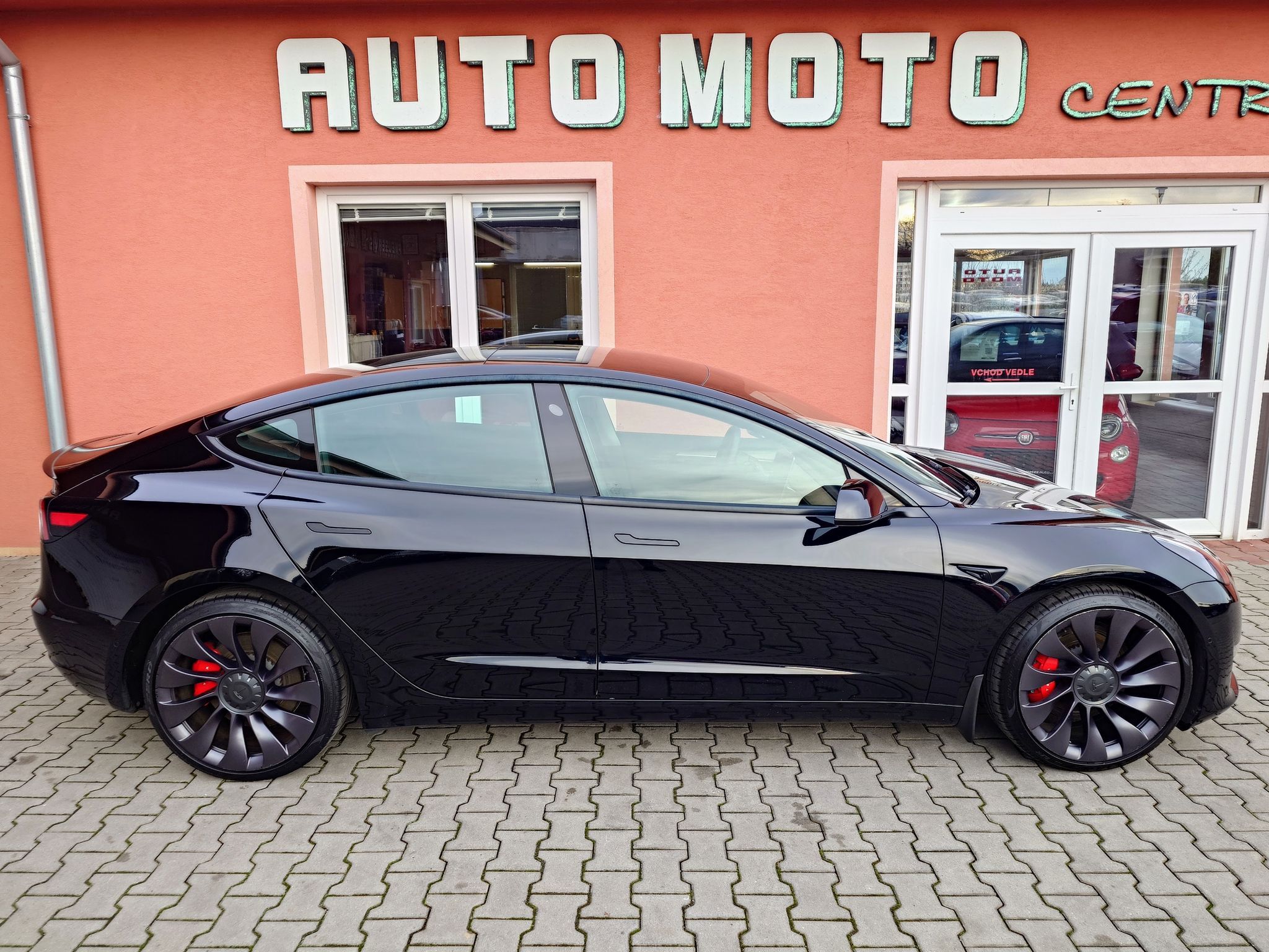 Tesla Model 3 - fotka 5