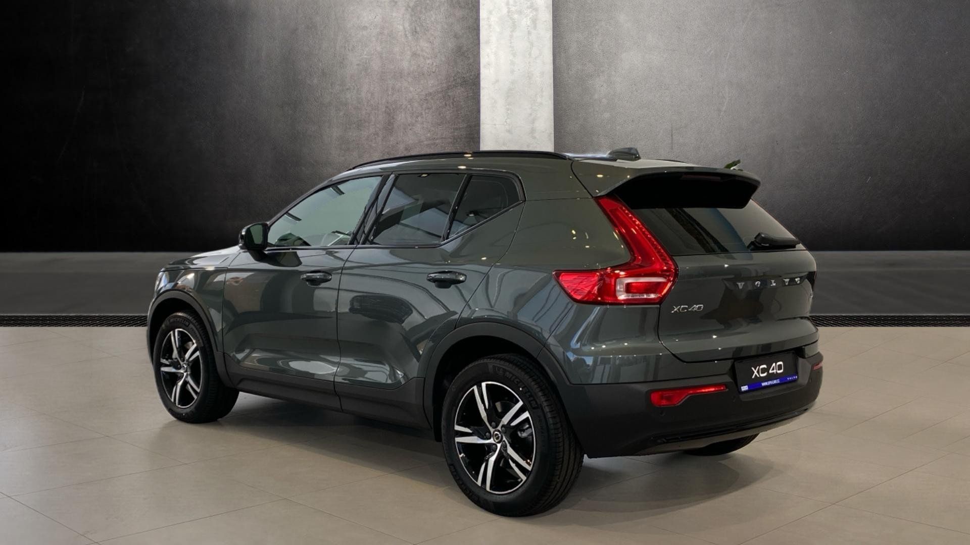 Volvo XC40, PLUS DARK, B4 FWD, 145+10 kW / - fotka 4