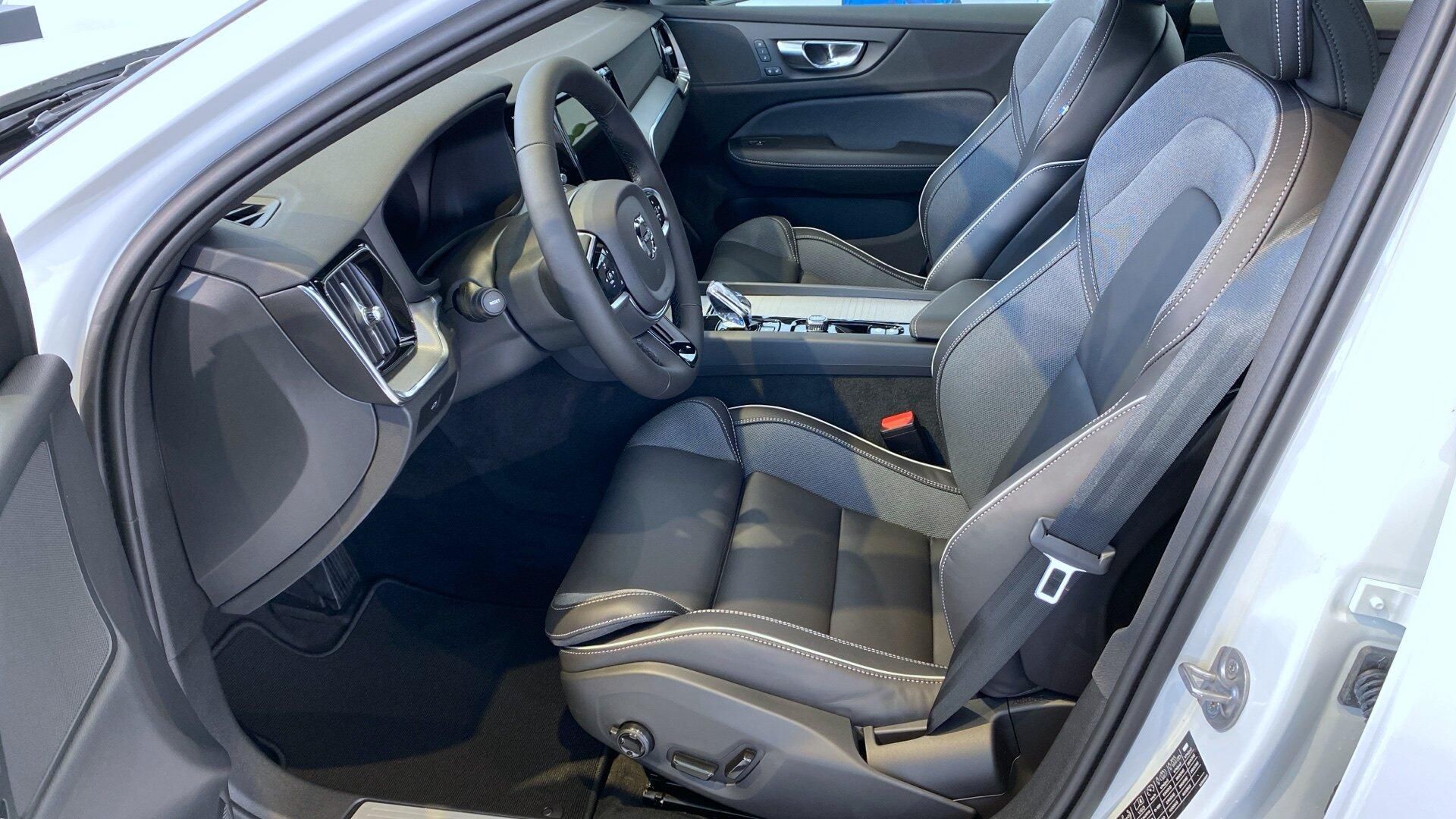 Volvo V60, PLUS DARK, B4, 145+10 kW / 197 - fotka 6