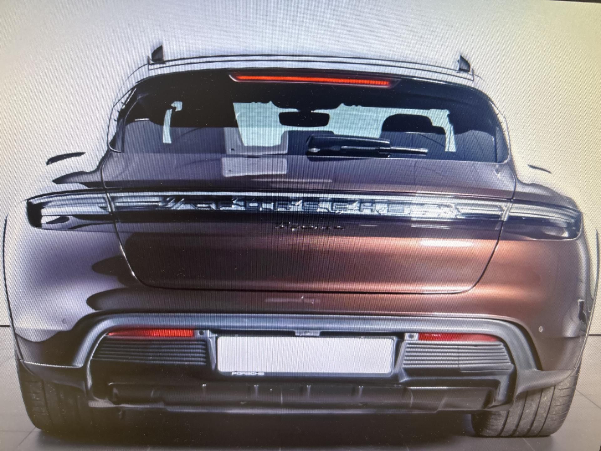 Porsche Taycan, 4 CROSS TURISMO 95% - fotka 2