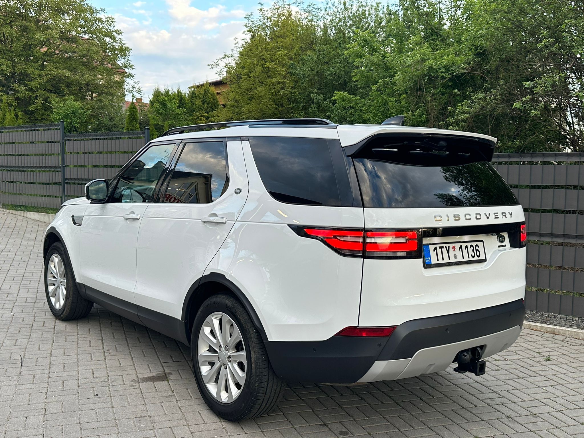 Land Rover Discovery, 3.0 V6 HSE BENZÍN 7 CESTUJÍCÍC - fotka 3