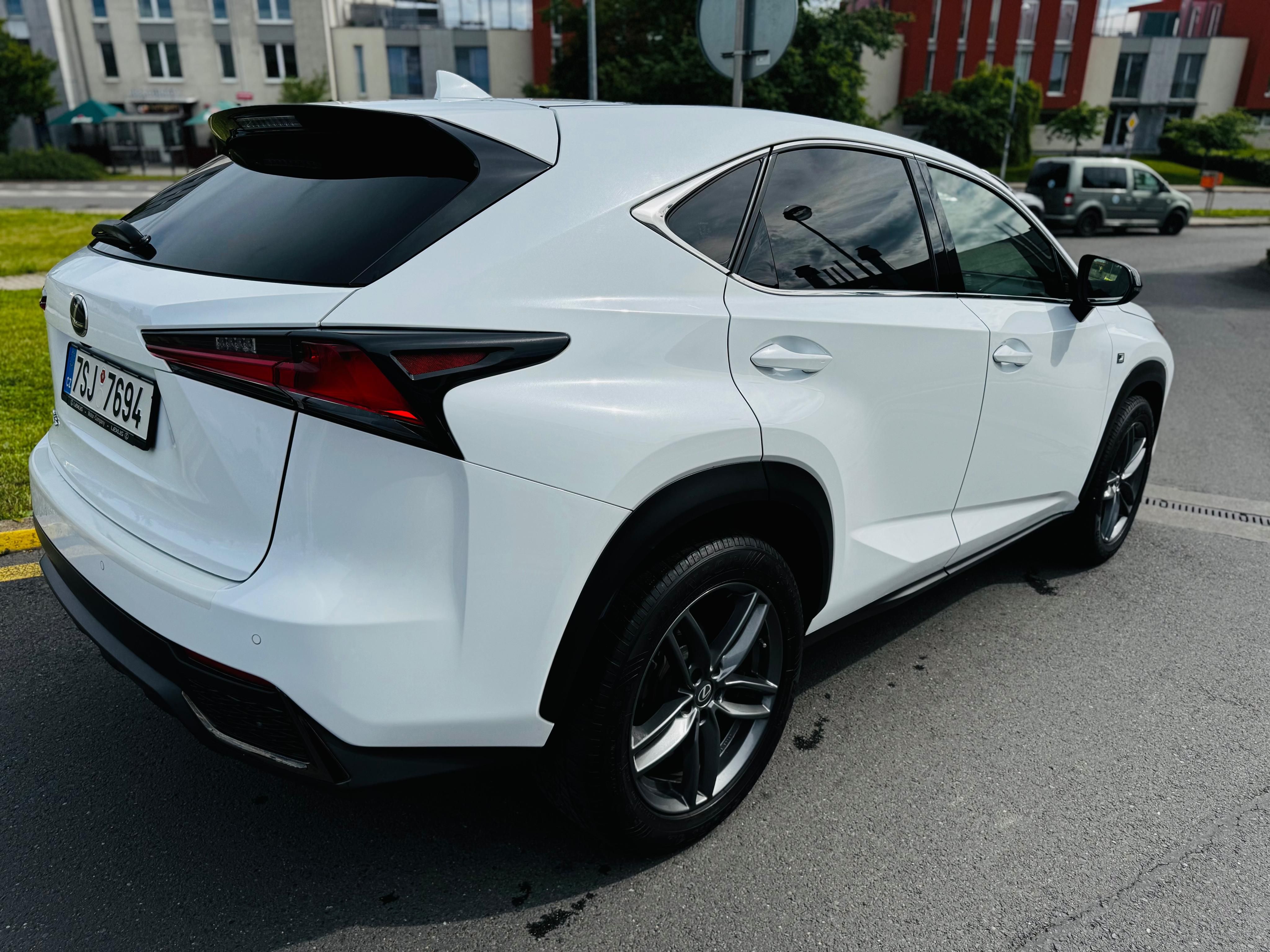 Lexus NX 300h, Lexus NX300h F-Sport - fotka 4